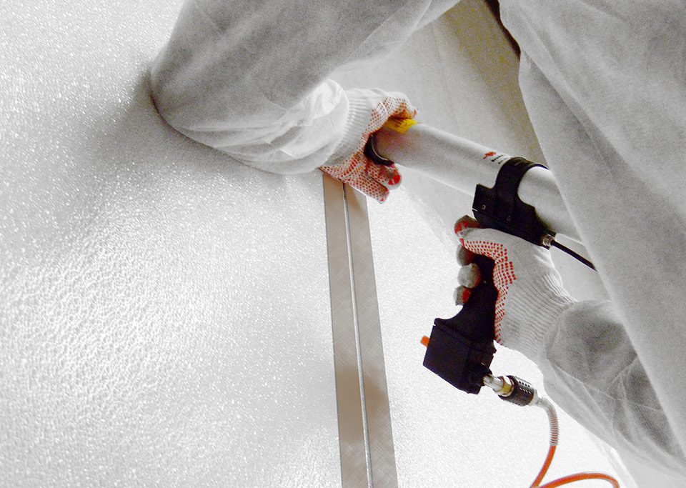 Montagefirma von hydewa montiert Paneel und zieht Fugen.