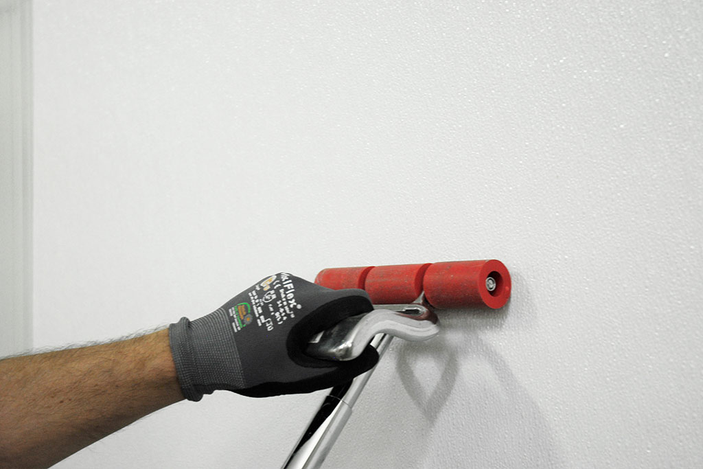 Montagefirma von hydewa montiert Glasbord® und drückt die Platte an.