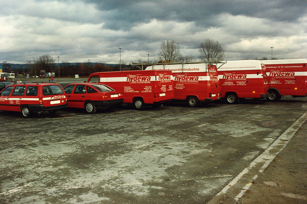 6 rote Montagefahrzeuge von Hydewa aus den 90er Jahren.